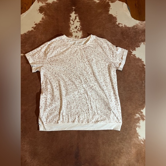 Boutique top 
size XL 
Reminds me of a thin sweatshirt material! - Picture 1 of 3